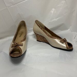 MAGDESIANS off white Leather Wedge open toe heel Size 9N